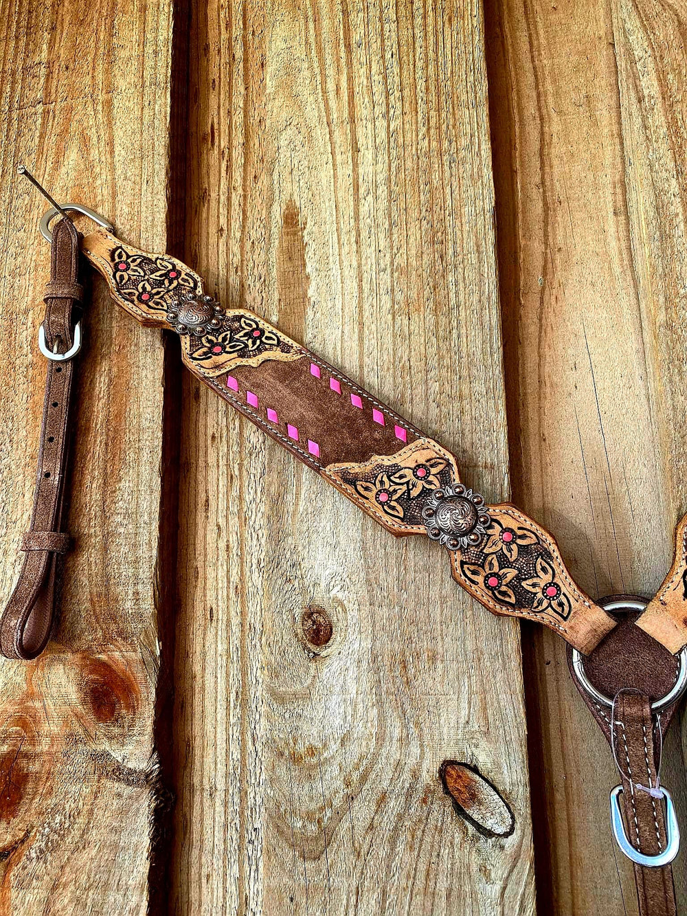 Accessoires Cheval Showman Éperons En Cuir Pour Femme Showman - Motif Fleurs Bleues Et Guepard - Neufs Avec Emballage Éperons Femme Showman Accessoires Cheval Showman Éperons En Cuir Pour Femme Showman - Motif Fleurs Bleues Et Guepard - Neufs Avec Emballage Éperons Femme Showman